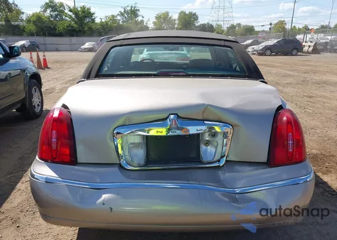 2001 Lincoln Town Car Executive из США, поврежденный, VIN 1LNHM81W71Y709953